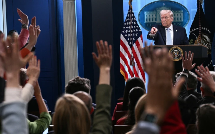 Ông Trump muốn thu phí eo biển Hormuz, lấy dầu của Iran - Ảnh 2.