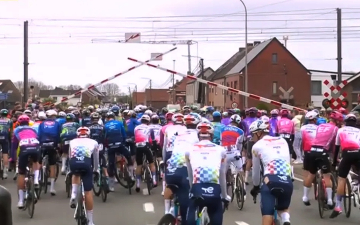 Lý do cầu thủ Arsenal giữ bút chì giữa đầu ngón tay khi tập luyện - Ảnh 3.