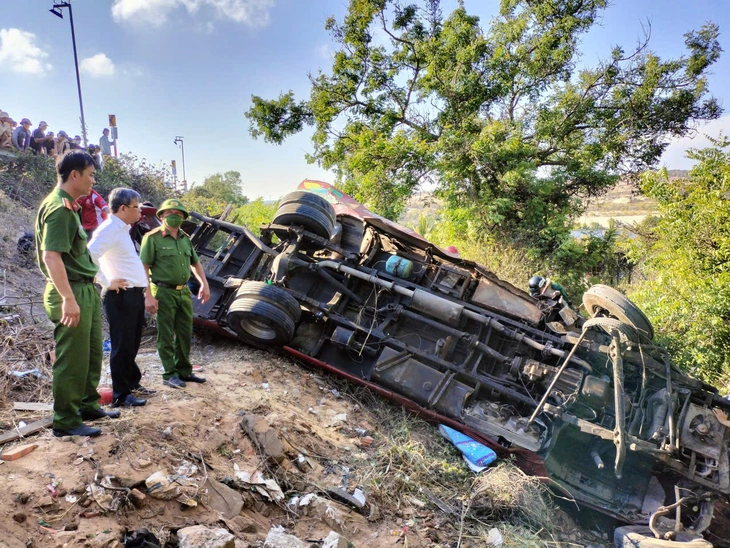 Xe khách chở nhiều thợ lặn gặp nạn ở Bình Thuận, 4 người chết tại chỗ, 12 người bị thương - Ảnh 3.