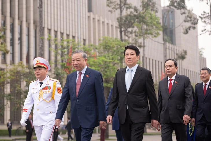 Lãnh đạo Đảng, Nhà nước, đại biểu Quốc hội vào lăng viếng Chủ tịch Hồ Chí Minh - Ảnh 2.