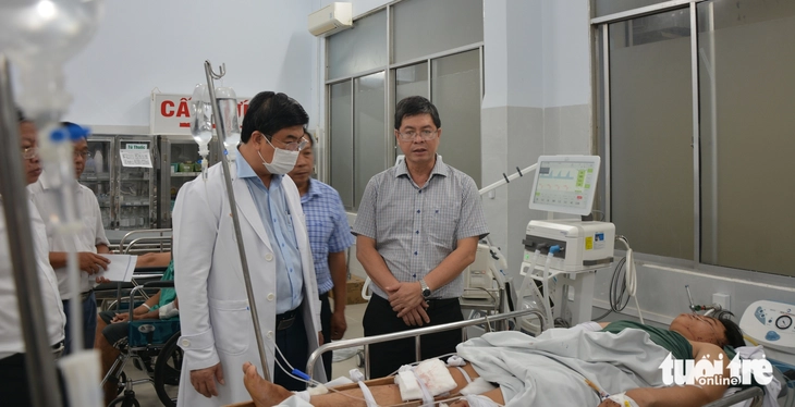 Chuyển 2 thợ lặn trong vụ xe khách lao xuống vực Bình Thuận sang Bệnh viện Chợ Rẫy - Ảnh 1.