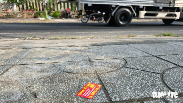 Dán quảng cáo 'cho vay', bị xử phạt hành chính - Ảnh 3.