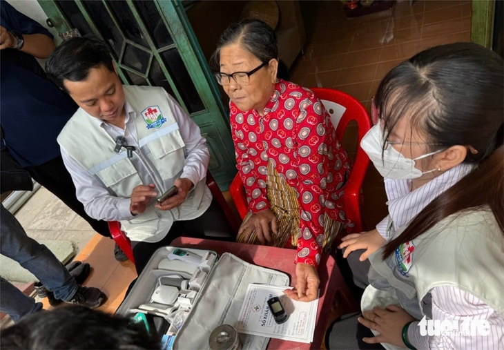 Người dân xã Hiệp Phước, Đất Đỏ và xã Bắc Tân Uyên được ‘bác sĩ gia đình’ thăm khám tại nhà - Ảnh 1.