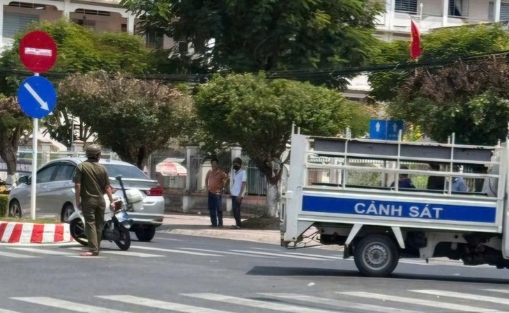 Công an làm việc với 2 thanh niên đi xe máy chặn đầu đập bể kính ô tô vì tài xế bấm còi xin đường - Ảnh 2.