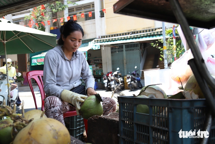 TP.HCM nắng nóng đỉnh điểm: Người dân tránh nắng mọi lúc, mát lòng với những bình trà đá miễn phí - Ảnh 2.