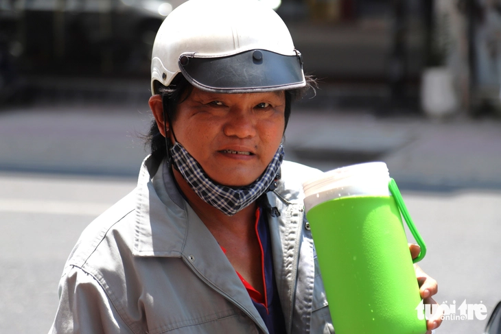TP.HCM nắng nóng đỉnh điểm: Người dân tránh nắng mọi lúc, mát lòng với những bình trà đá miễn phí - Ảnh 4.