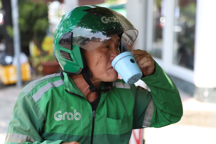 TP.HCM nắng nóng đỉnh điểm: Người dân tránh nắng mọi lúc, mát lòng với những bình trà đá miễn phí - Ảnh 6.