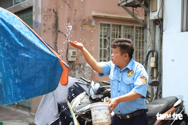 TP.HCM nắng nóng đỉnh điểm: Người dân tránh nắng mọi lúc, mát lòng với những bình trà đá miễn phí - Ảnh 7.