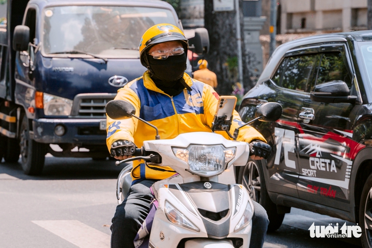 TP.HCM nắng nóng đỉnh điểm: Người dân tránh nắng mọi lúc, mát lòng với những bình trà đá miễn phí - Ảnh 11.