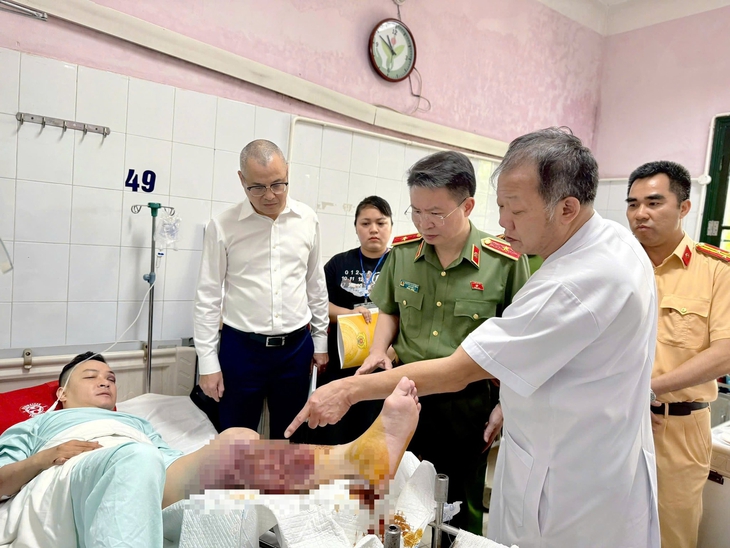 Nam thanh niên vi phạm nồng độ cồn kịch khung, lái xe máy kẹp ba tông gãy chân cảnh sát giao thông - Ảnh 4.