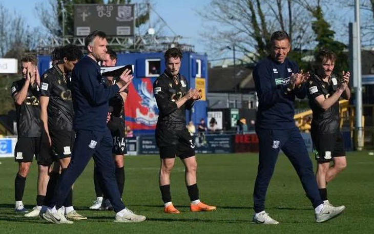 Xe buýt Real Madrid bị người khỏa thân chặn đường - Ảnh 3.