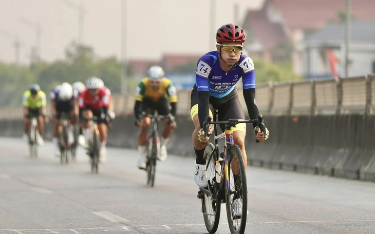 Cua rơ Nguyễn Văn Bình chia tay Cúp truyền hình TP.HCM sau khi bị té - Ảnh 3.