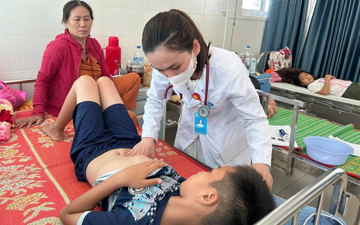 Hơn 20 người nhập viện nghi ngộ độc sau khi ăn bánh mì - Ảnh 2.