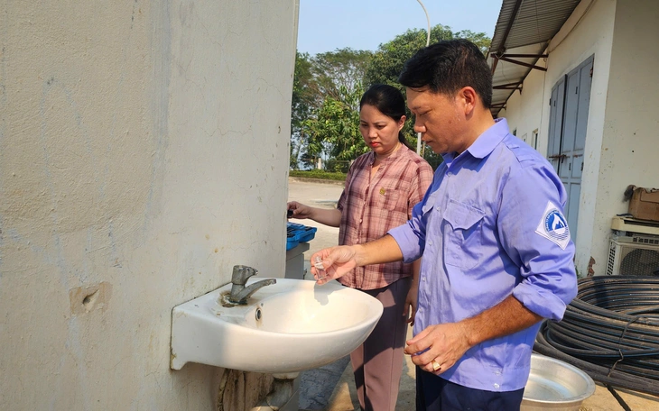 Nước giếng sinh hoạt đổi màu tím, mùi hôi, hàng chục hộ dân bị ảnh hưởng - Ảnh 2.