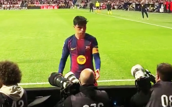 Xe buýt Real Madrid bị người khỏa thân chặn đường - Ảnh 4.