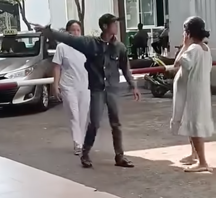 Phẫn nộ cảnh sản phụ bị hành hung trước giờ sinh - Ảnh 1.