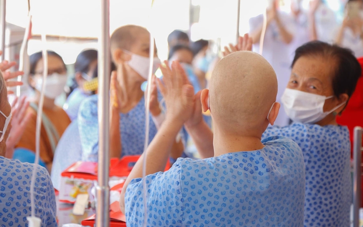 Lấy xương mác ở cẳng chân để ghép lên vùng hàm cho bệnh nhân ung thư xương - Ảnh 2.