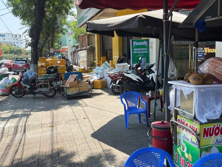 Dựng cả khung rạp trên vỉa hè Đà Nẵng để bày biện hàng hóa, căng dây làm chỗ để xe - Ảnh 3.