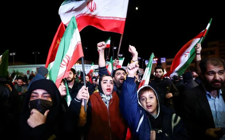 Phó tổng thống Mỹ nói thỏa thuận ngừng bắn với Iran chỉ là 'mong manh' - Ảnh 2.