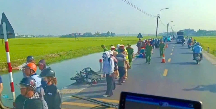 Chở nhau trên xe máy, gặp tai nạn với taxi, cha cấp cứu, con trai chết - Ảnh 1. tai nạn - Ảnh 1.