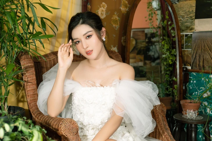 Khối tài sản 'khủng' của á hậu thanh lý hàng hiệu 'đen đen, bẩn bẩn' giá 2 triệu - Ảnh 3.