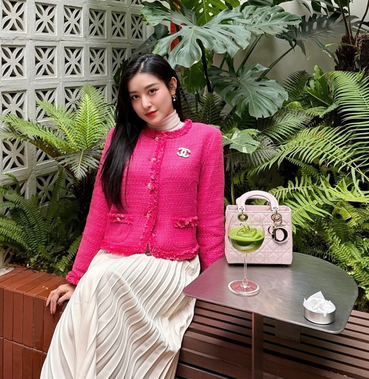 Khối tài sản 'khủng' của á hậu thanh lý hàng hiệu 'đen đen, bẩn bẩn' giá 2 triệu - Ảnh 6.