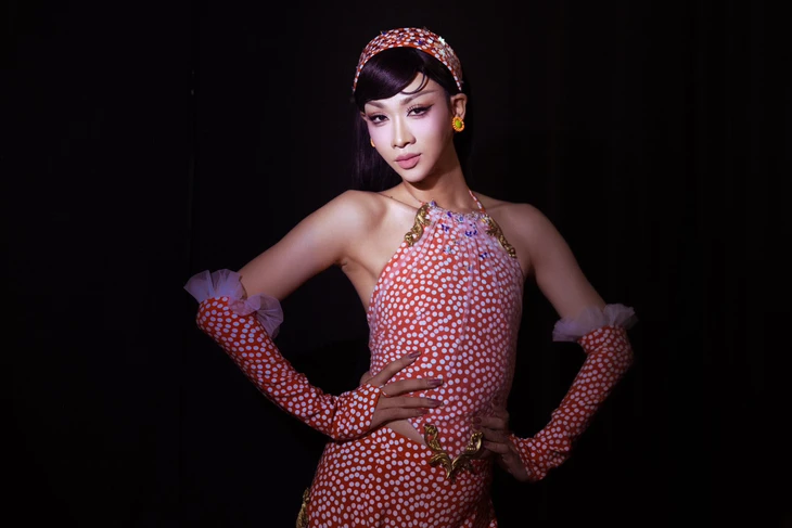 Ivan Trần biến vải thun đồ bộ thành trang phục sân khấu - Ảnh 1. Ivan Trần - Ảnh 1.