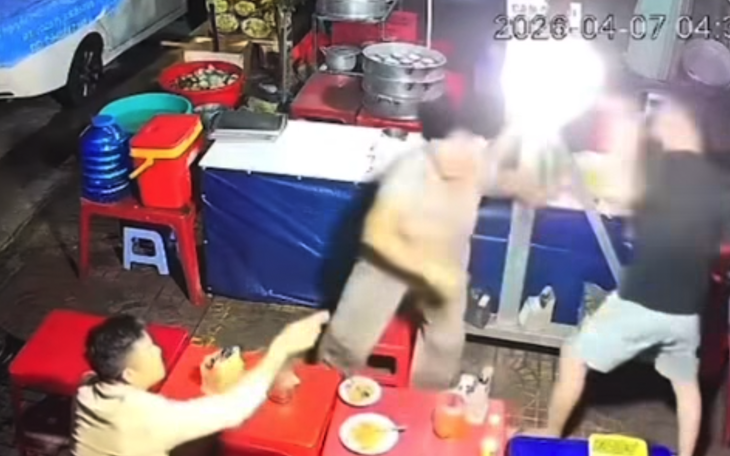 Tạm giữ khẩn cấp thanh niên đánh bà cụ trong quán bánh bèo tại Gia Lai - Ảnh 2.