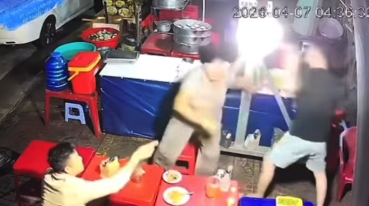 Công an vào cuộc vụ 1 thanh niên đánh, mắng cụ già trong quán bánh bèo - Ảnh 1.