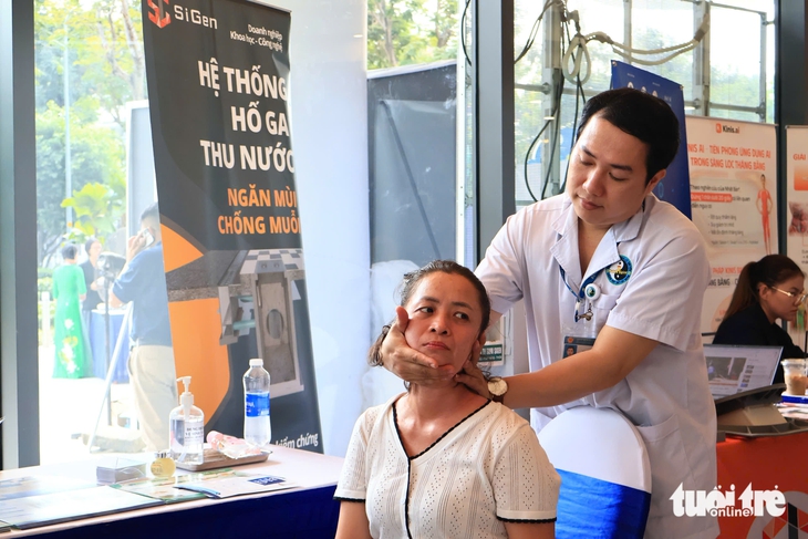 Hướng tới 'hộ chiếu sức khỏe' toàn dân, y tế TP.HCM đẩy mạnh chuyển đổi số - Ảnh 2.