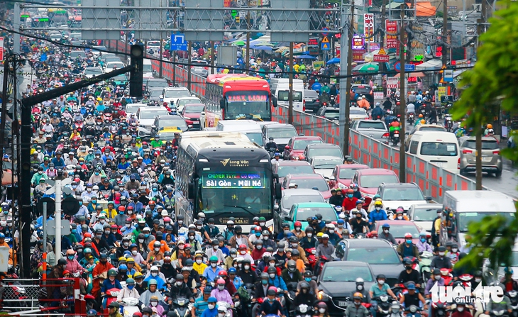 Đề xuất lùi tiến độ mở rộng quốc lộ 13 vì vướng tái định cư, chồng lấn dự án - Ảnh 1.