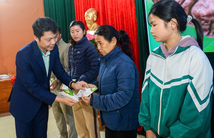 Bà con vùng bão lũ Nghệ An nhận hỗ trợ sinh kế từ GREENFEED - Ảnh 1. greenfeed - Ảnh 1.