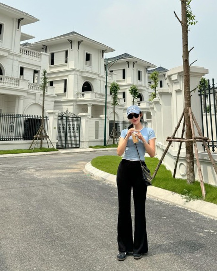 Khối tài sản 'khủng' của á hậu thanh lý hàng hiệu 'đen đen, bẩn bẩn' giá 2 triệu - Ảnh 2.