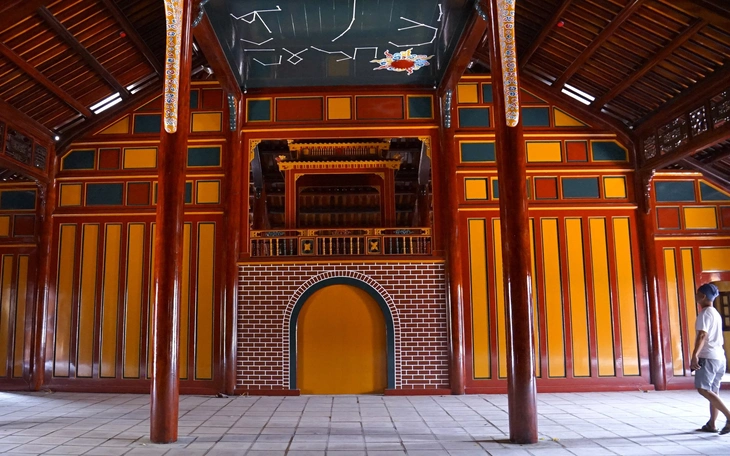 Ghỗ ghép bịt cửa di tích nhà hát cung đình độc đáo nhất Việt Nam, tại sao? - Ảnh 2.