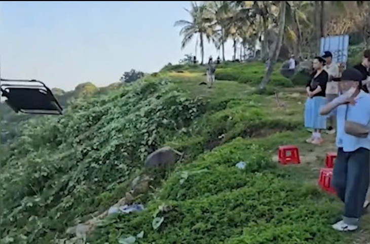 ném ghế - Ảnh 2.