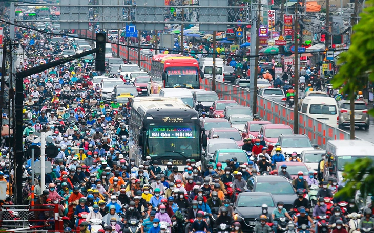 Những căn nhà đầu tiên được tháo dỡ, nhường chỗ cho dự án mở rộng quốc lộ 13 - Ảnh 9.