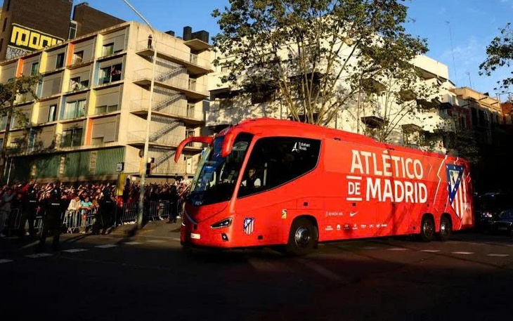Dậy sóng vì cú bắt bóng trong vòng cấm Atletico Madrid của Pubill - Ảnh 2.