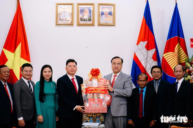 Lãnh đạo TP.HCM chúc Tết Chol Chnam Thmey, thúc đẩy hợp tác y tế với Campuchia - Ảnh 5.