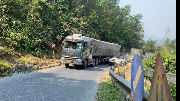 Cấm xe sơ mi rơ moóc chạy ban ngày trên một đoạn quốc lộ 49 ở Huế - Ảnh 1.