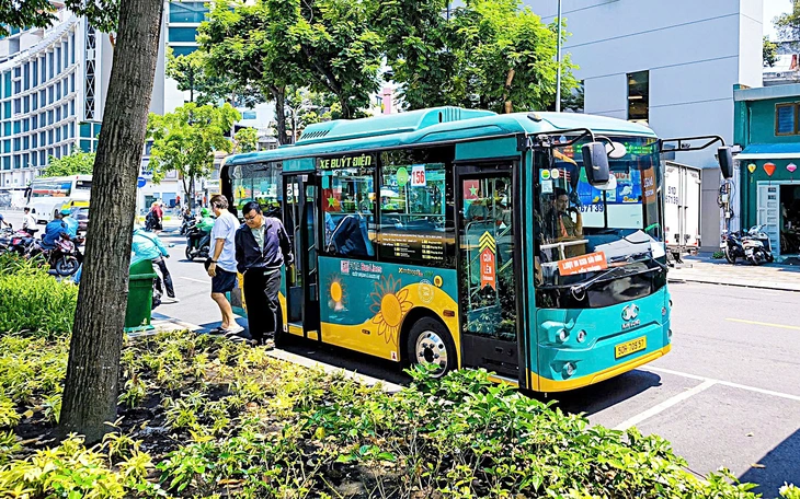 Làm mái che cho người đi bộ đến trạm xe buýt, metro - Ảnh 3.