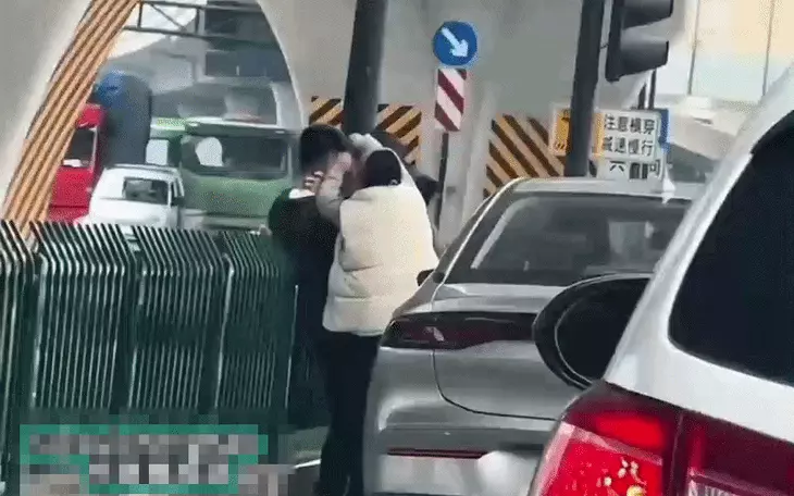 Thay vì cãi cọ, tài xế có thể mắng người khác bằng cách thả emoji ngay trên kính lái - Ảnh 3.