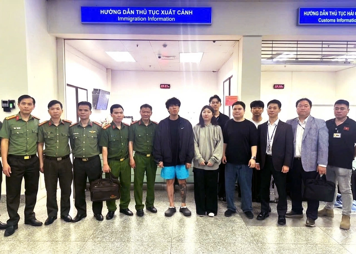 Công an Việt Nam bắt 2 người bị Interpol truy nã đỏ, bàn giao cho Hàn Quốc - Ảnh 1.