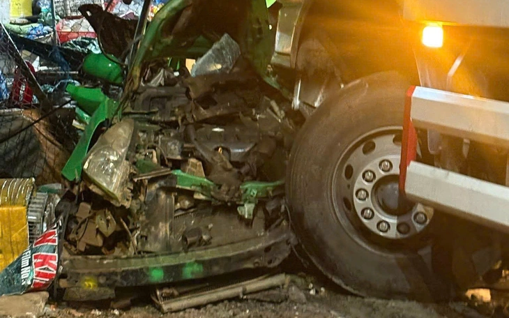 Xe tải chế thêm thùng dưới gầm xe để chở 1.200 lít dầu Diesel qua biên giới - Ảnh 3.