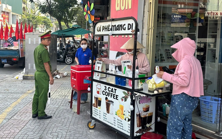 Xử lý vỉa hè ở Đà Nẵng: Nhiều người choáng váng vì chính quyền làm quá nghiêm - Ảnh 5.