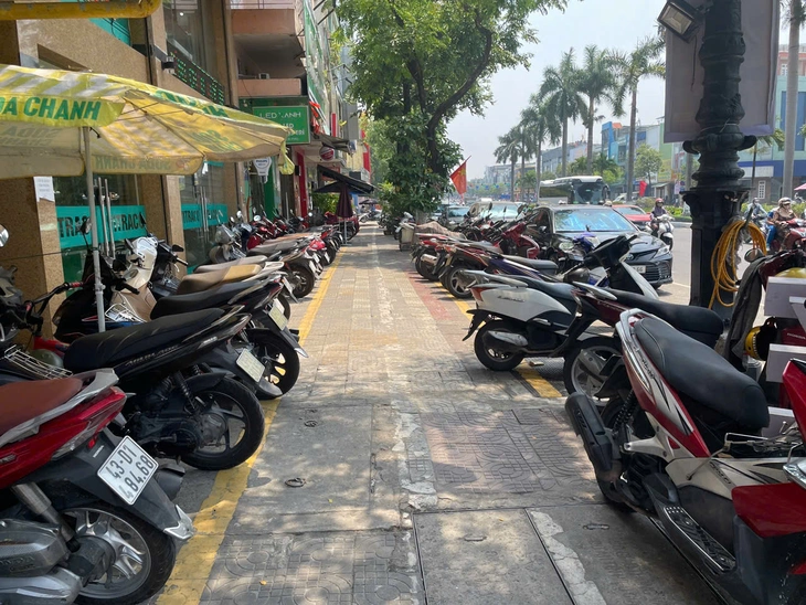 Lấn chiếm vỉa hè - Ảnh 2.