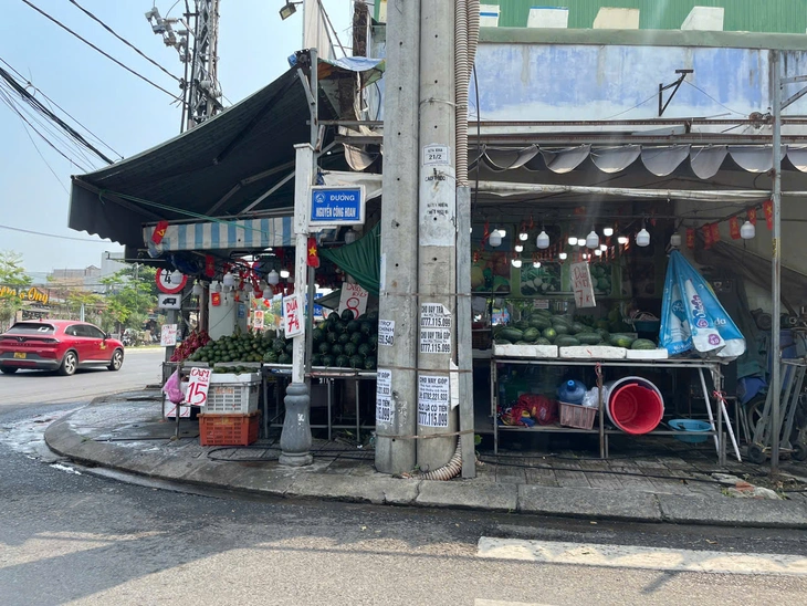 Lấn chiếm vỉa hè - Ảnh 4.