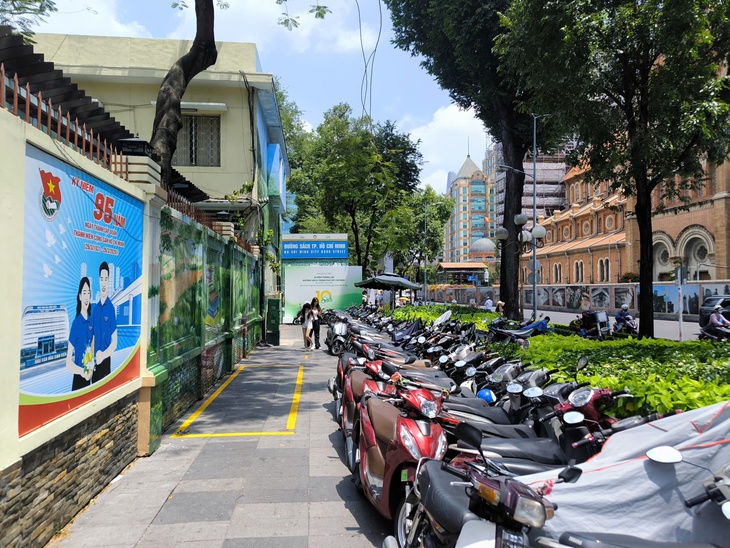 Phường Sài Gòn nêu các phương án bãi giữ xe cho Đường sách TP.HCM - Ảnh 2.