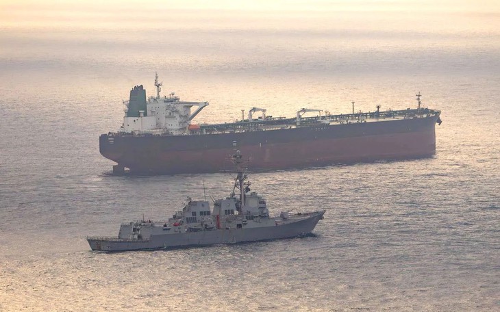Giá dầu giảm khi ông Trump nói sẽ hộ tống tàu trung lập qua eo Hormuz - Ảnh 2.