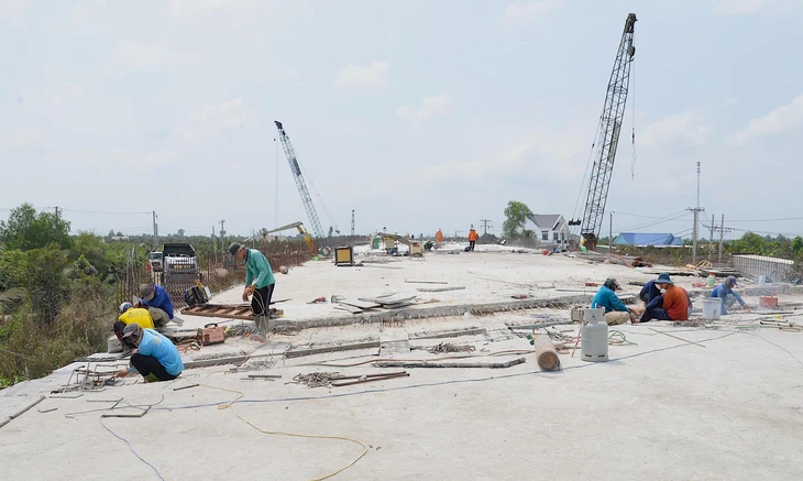 Công nhân thi công xuyên lễ trên công trường cao tốc Cao Lãnh - An Hữu - Ảnh 3.