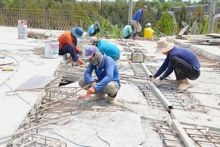 Công nhân thi công xuyên lễ trên công trường cao tốc Cao Lãnh - An Hữu - Ảnh 4.